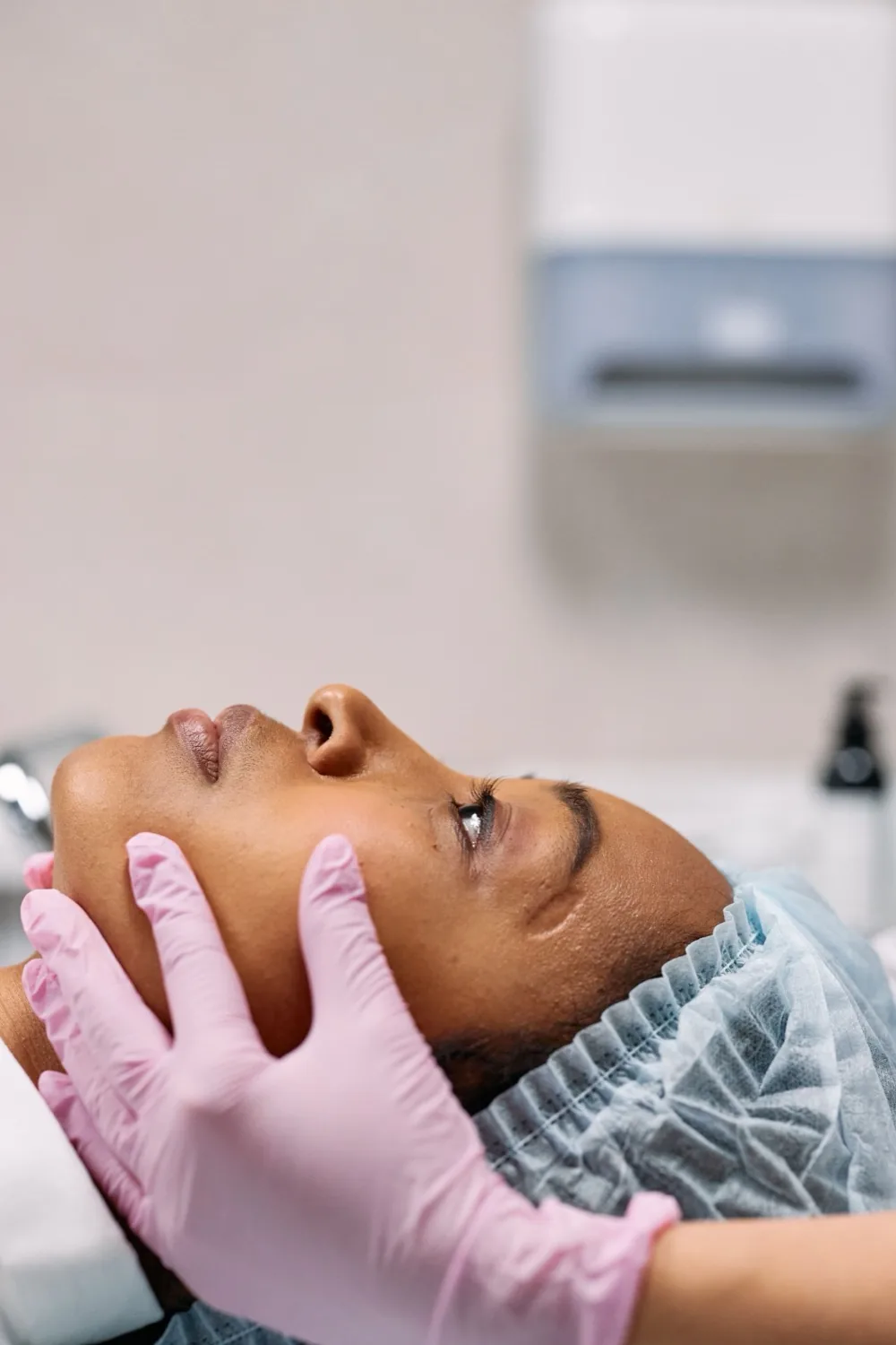 Imagen ilustrativa de cuidado facial con manos enguantadas